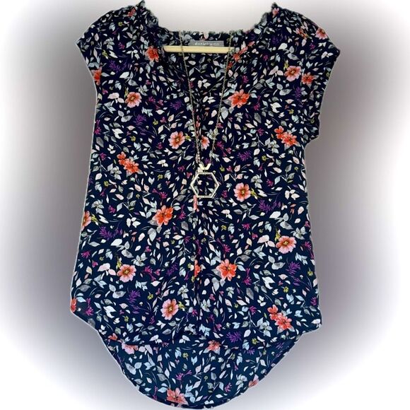 Beautiful Daniel Rainn floral top! - Picture 2 of 12